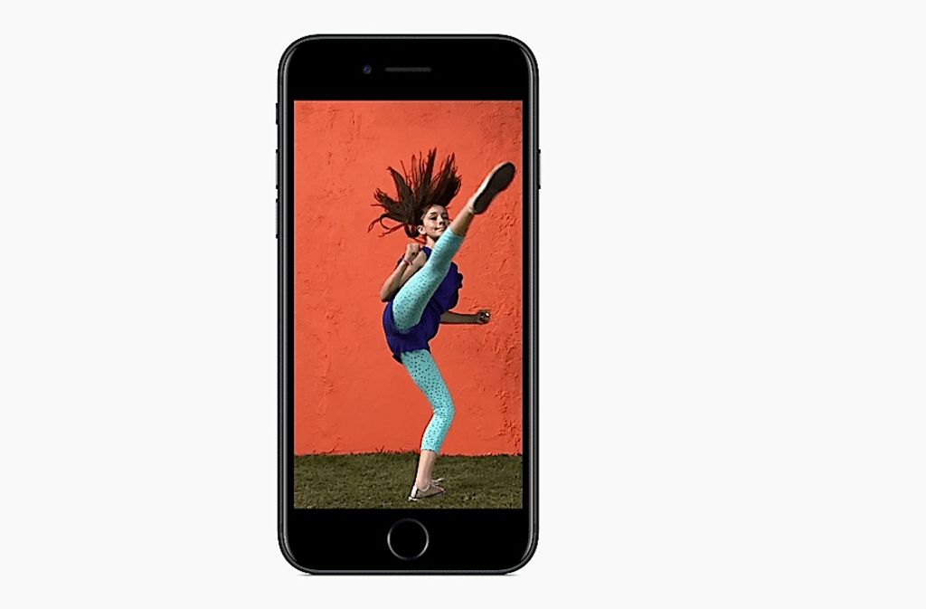 Mit iOS 11 werden sich die sogenannten Live-Fotos, die das iPhone aufnimmt, bearbeiten lassen. Live-Fotos bestehen aus einem Standbild und zusätzlich einem kurzen Videoclip, der gleichzeitig mit dem Foto gespeichert wird.