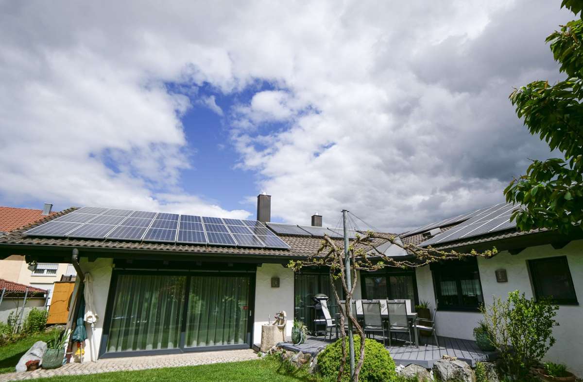 Das Haus ist mit zwei Fotovoltaikanlagen und Sonnenkollektoren zur Warmwasseraufbereitung ausgestattet.