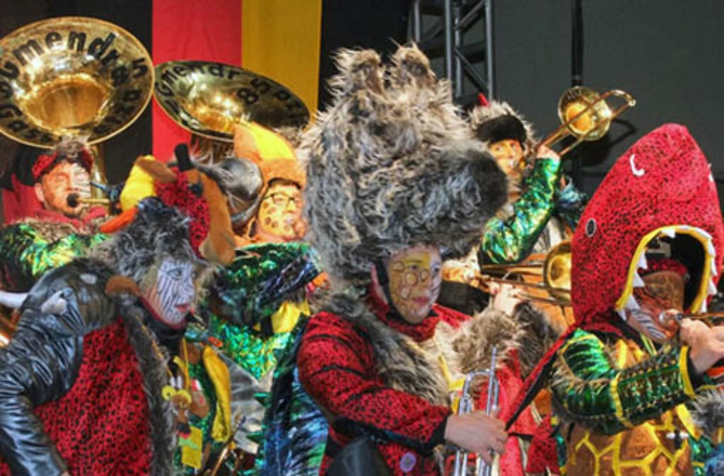 Schräge Töne und schrille Kostüme beim 30. Internationalen Guggenmusiktreffen in Schwäbisch Gmünd.
