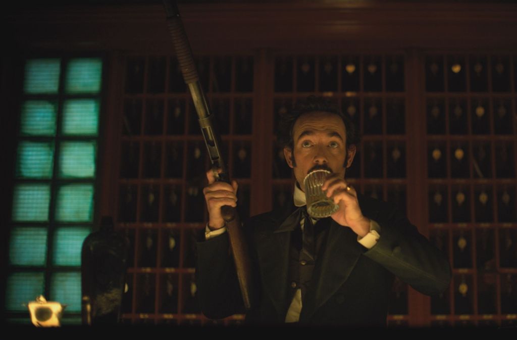 Das Hotel in Gestalt von Mr. Poe (Chris Conner) entwickelt Beschützerinstinkte bezüglich seiner Gäste.