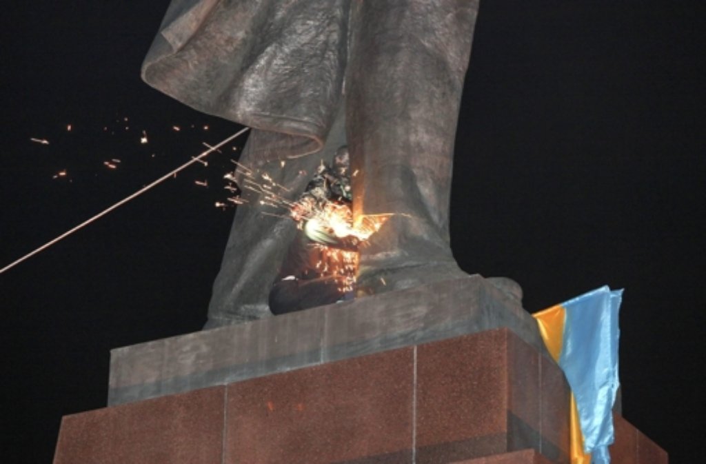 Die Charkow wird die größte Lenin-Statue der Ukraine gestürzt.