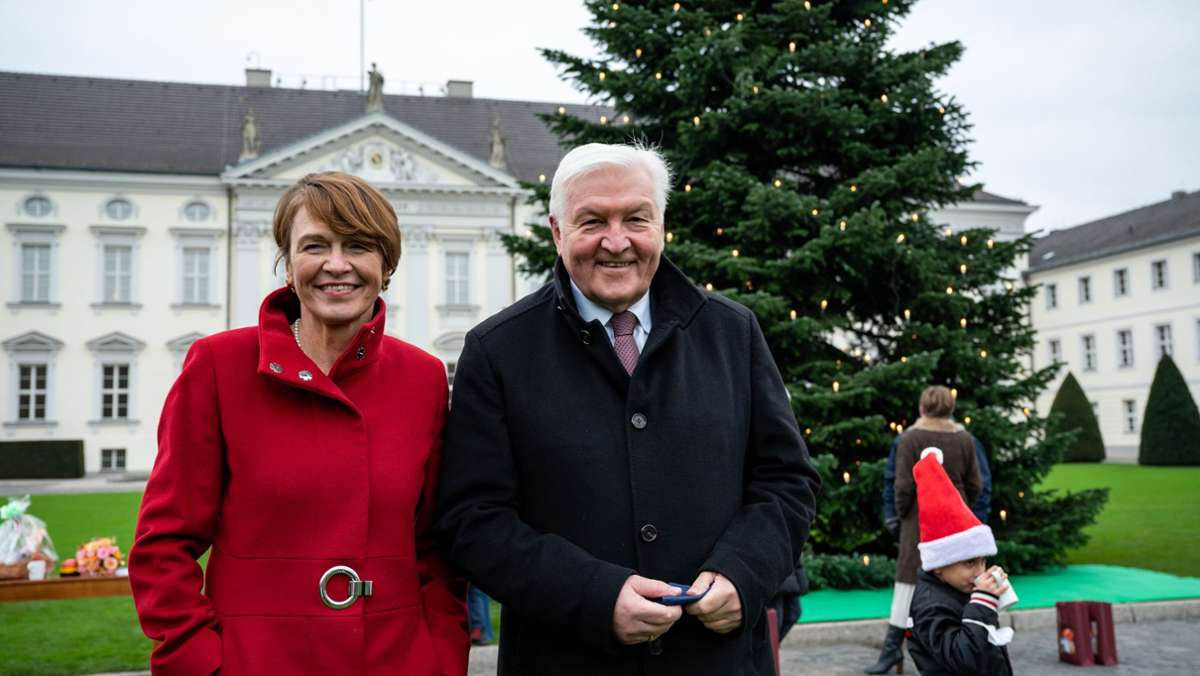 Wenige Tage vor dem ersten Advent hat Bundespräsident Frank-Walter Steinmeier traditionell die Lichter des Weihnachtsbaums vor dem Schloss Bellevue entzündet. Gemeinsam mit seiner Ehefrau brachte das Staatsoberhaupt die Tanne zum Leuchten. 