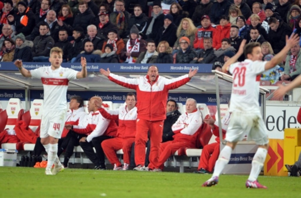 Aufregung bei Huub Stevens am Spielfeldrand bei der Partie gegen Hertha BSC: In unserer Bilderstrecke zeigen wir die Reaktionen zum Spiel, das 0:0 endete.