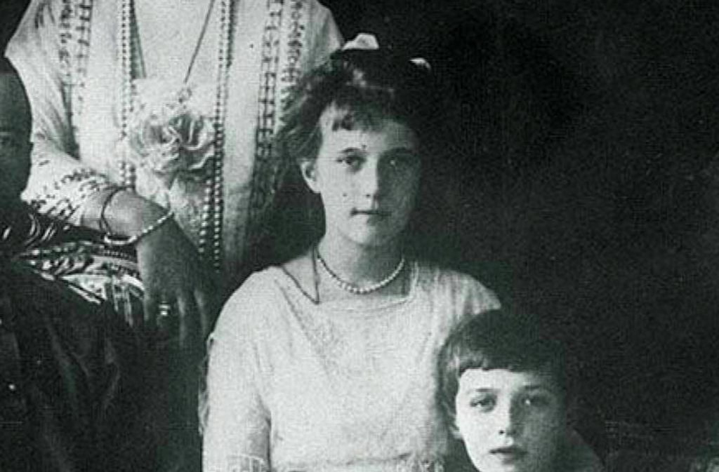 Hartnäckig hielt sich über Jahre das Gerücht, Anastasia habe die Hinrichtung überlebt. Inzwischen sind die letzten Zweifel durch DNA-Tests ausgelöscht: Auch die jüngste Großfürstin fand in Jekaterinburg den Tod.