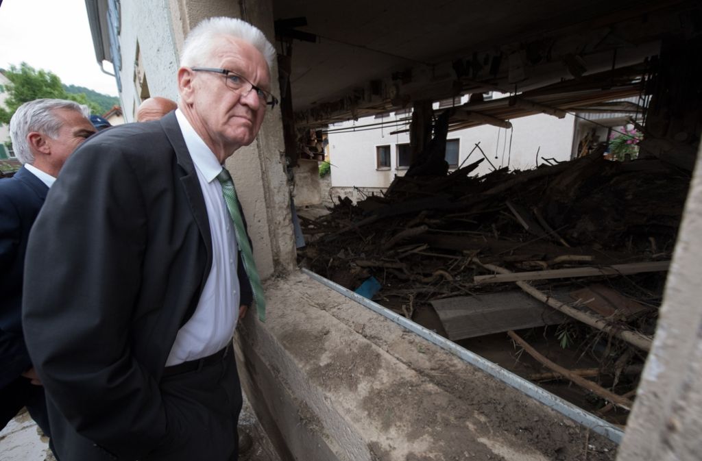 Ministerpräsident Kretschmann macht sich ein Bild von der Zerstörung.