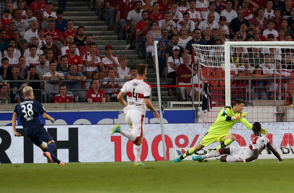 Der Tiefschlag für den VfB Stuttgart: Der Heidenheimer Tim Skarke (li.) erzielt im September 2016 das 2:1 für den 1. FC Heidenheim.