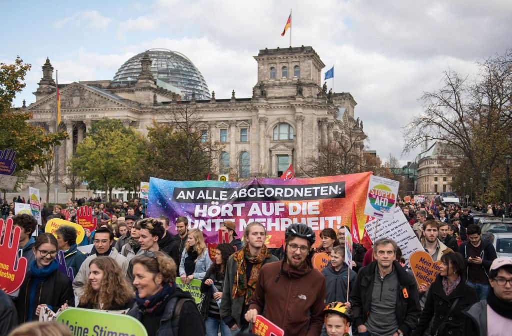 Die Veranstalter hatten in ihrem Aufruf erklärt: „Am 24. Oktober werden Rechtsextreme und Rassisten auf den Stühlen des Bundestags Platz nehmen, als Mitglieder der neuen AfD-Fraktion.“