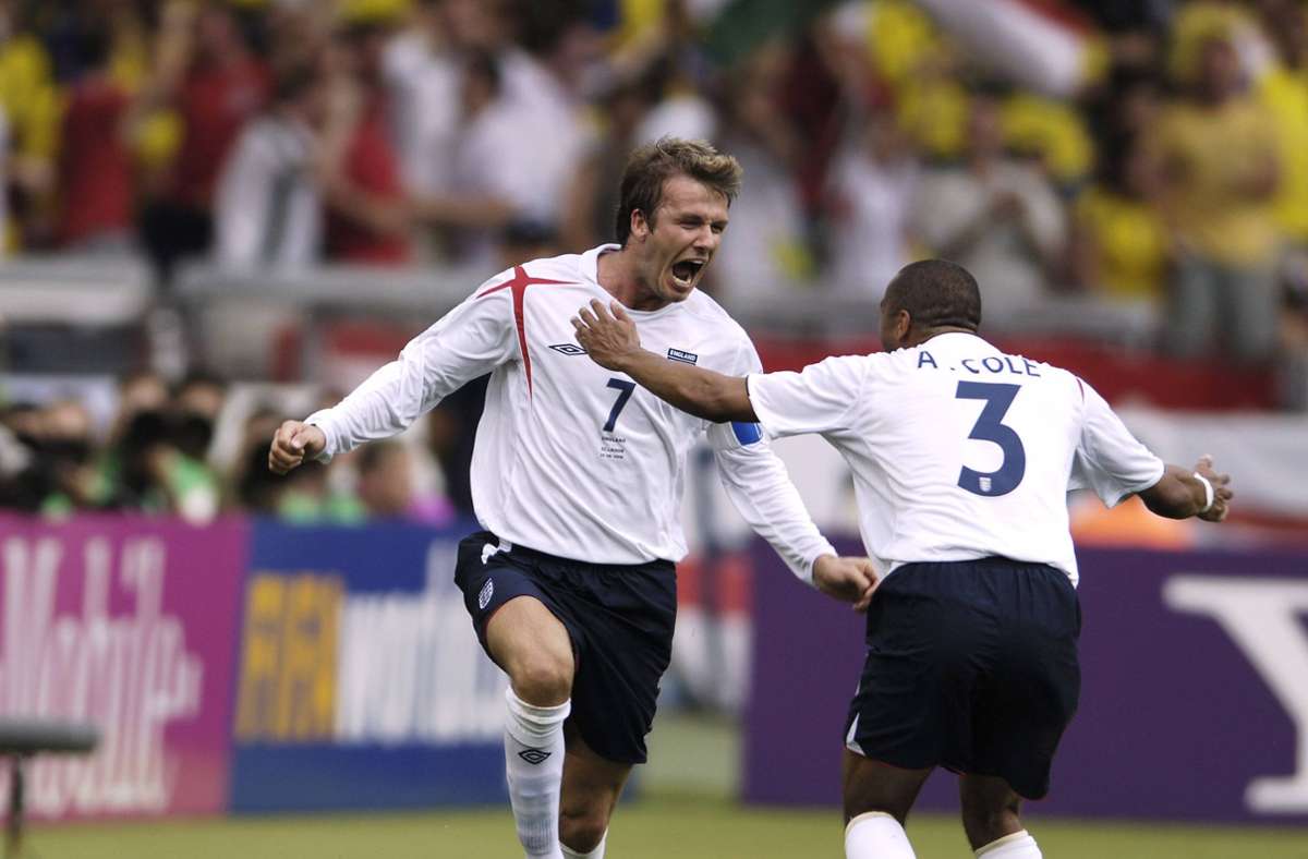 Im Achtelfinale gewinnt England mit 1:0 gegen Ecuador durch ein Tor von David Beckham.