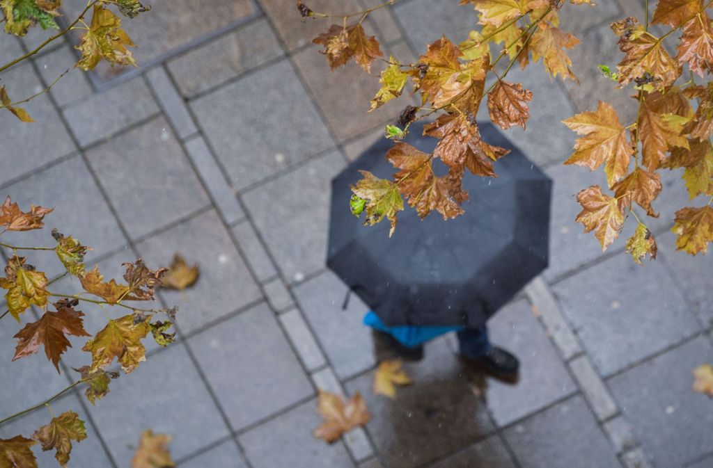 Es wird ungemütlich: Ab Dienstag kommt das Herbstwetter zu uns (Symbolbild). Dann endet der „goldene“ Oktober auch in Stuttgart.