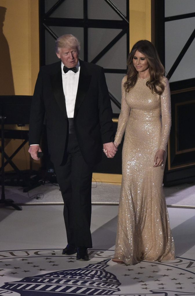 Donald Trump erscheint im Smoking, gemeinsam mit seiner Ehefrau im hautfarbenen Glitzerkleid.