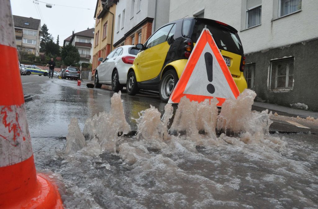 Ein Wasserrohrbruch sorgt in Stuttgart-Untertürkheim für nasse Füße und fehlendes Trinkwasser.