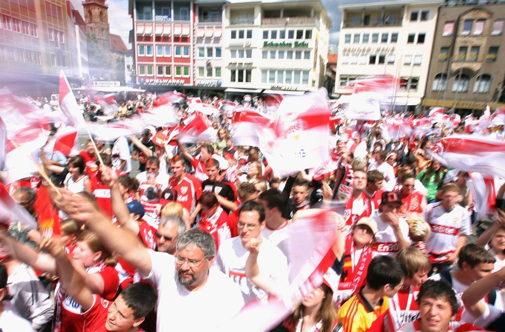 VfB-Fans feiern ihre Meister-Helden.