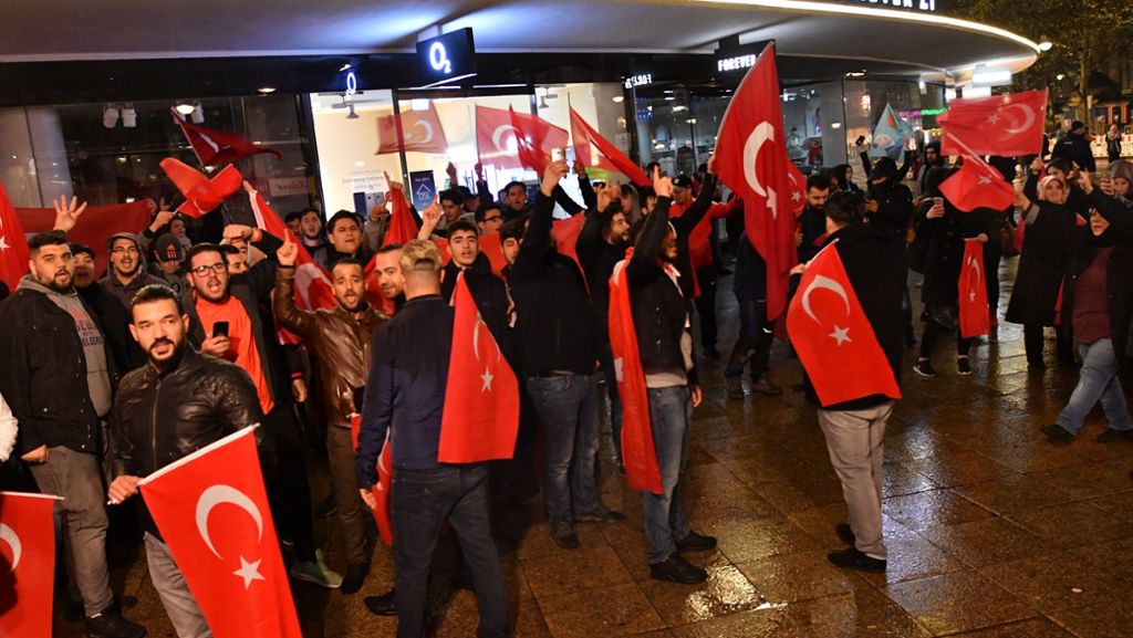  Die Mehrheit der Türken, die in Deutschland im Rahmen des Referendums abgestimmt haben, votierten mit „Ja“. Gegen die daraus entstandene Kritik an den Türken hegt sich nun Widerstand. 