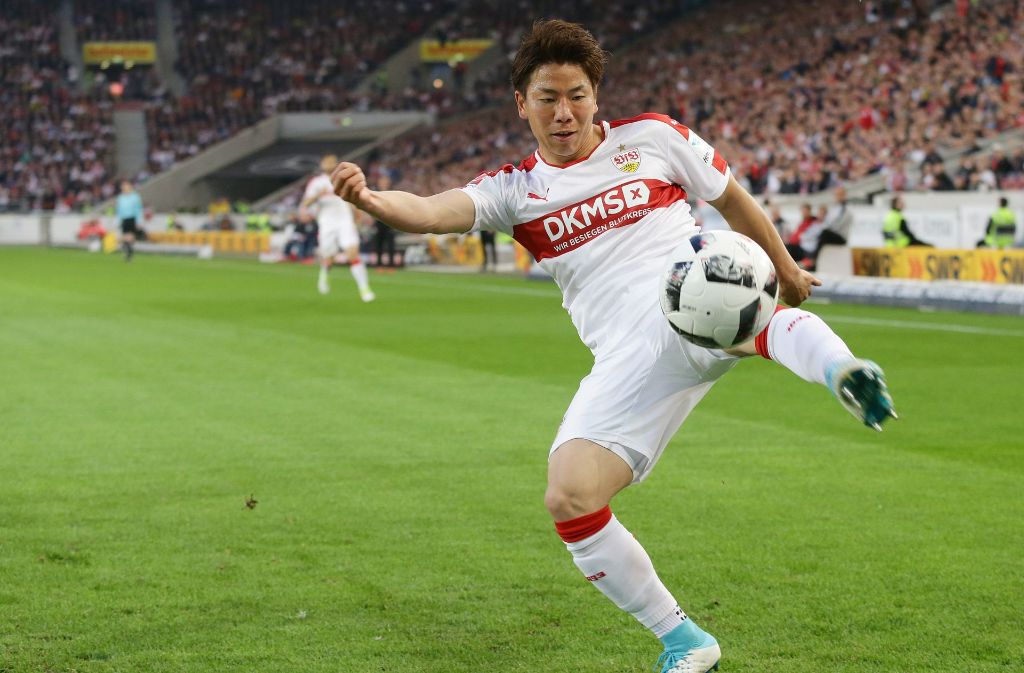 Takuma Asano (3): VfB-Trainer Hannes Wolf stellte ihn dieses Mal auf die linke Seite. Dort machte der japanische Jaguar einen weit besseren Eindruck als in den vergangenen Wochen. Auch wenn er an einer alten Fußballerkrankheit leidet und sich zu spät vom Ball trennt. Nach 63 Minuten war Schluss für ihn.