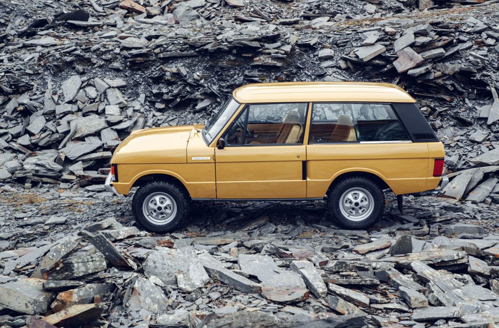 1970 feiert der Range Rover Premiere. Der letzte seiner Generation rollte 1996 vom Band, wobei das Auto viele technische Verbesserungen durchlief. Mit dem derzeitigen SUV-Boom kam auch die Wiederentdeckung des sportlichen Ur-SUV von der Insel. Als kantiger Klassiker in außergewöhnlichen Farben und mit einem englischen Jagdhund und Picknickkorb ein echter Exot.
