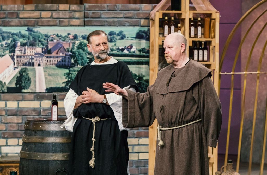 Zwei Gründer aus Mecklenburg-Vorpommern verkleiden sich als Mönche.