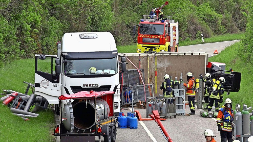 LKW mit  Gasflaschen kippt in Remseck am Neckar um: „Eine rollende Bombe“ havariert