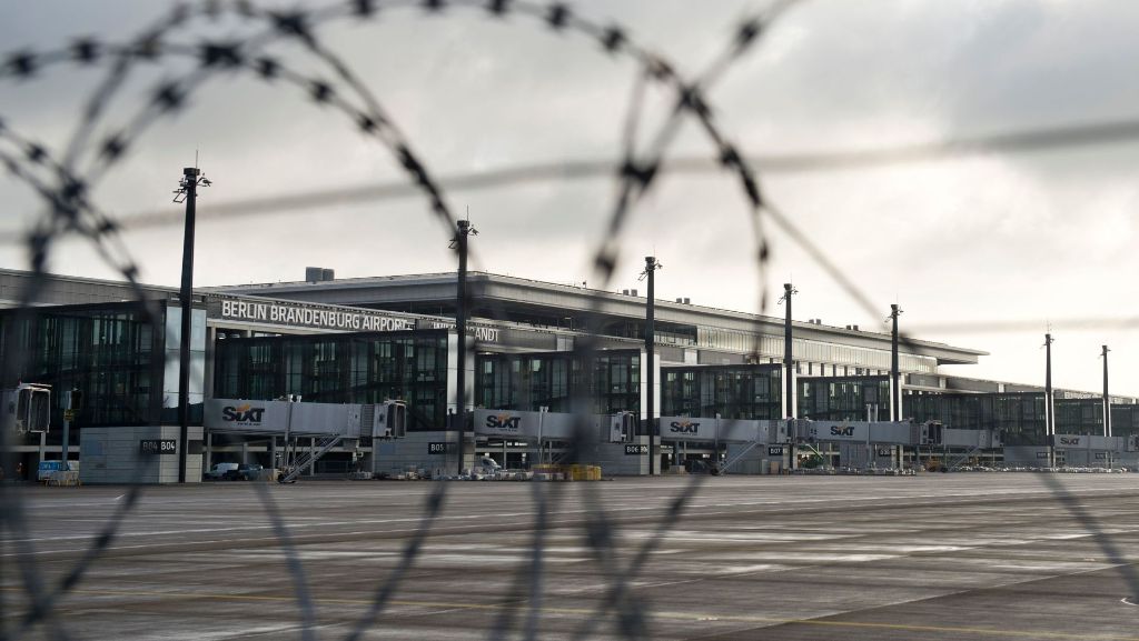 Wegen Bombenentschärfung: Fluggäste saßen am BER-Terminal fest