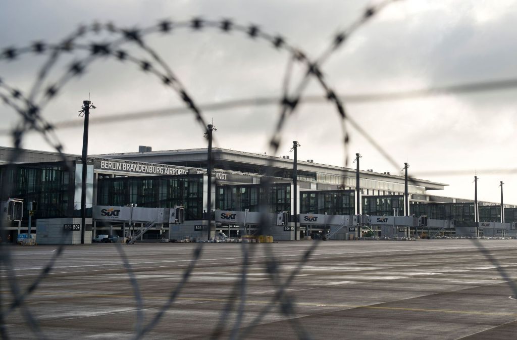 Am Terminal des noch nicht eröffneten Berliner Flughafens BER saßen etliche Fluggäste fest. (Archivbild) Foto: AFP