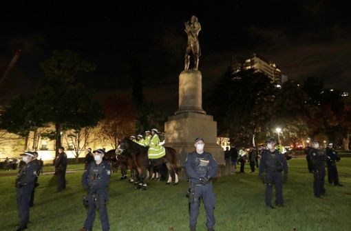 Polizisten bewachen das James-Cook-Denkmal in Sydney. Foto: AP/Rick Rycroft