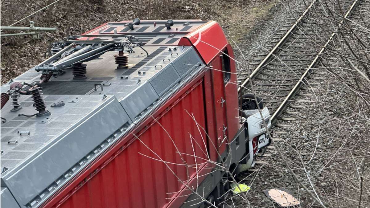 Unfall in Zuffenhausen: Auto fährt Böschung hinab und wird von Güterzug erfasst