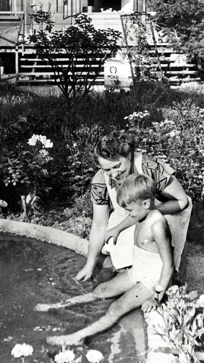 Bernd Gehweiler als Kind mit seiner Mutter am Teich vor dem Neuen Schloss.