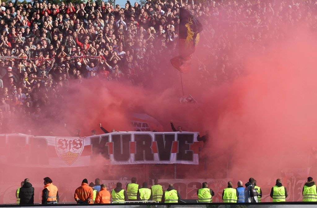 Die Fans des VfB Stuttgart zünden vor dem Derby rote Rauchschwaden.