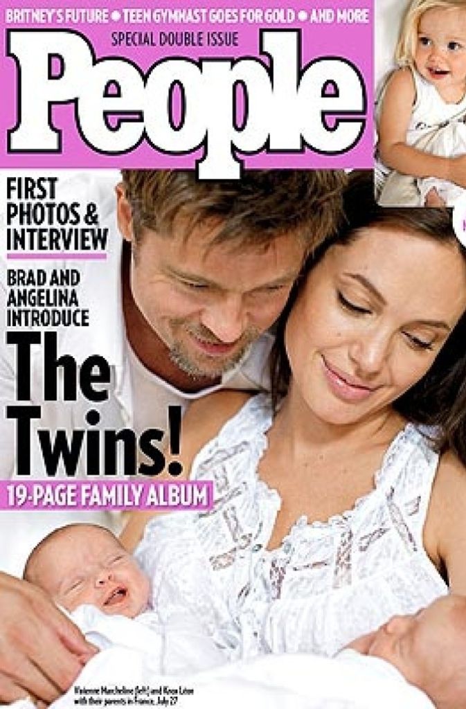 Das Paar hat sein Privatleben öffentlich inszeniert. Noch vor der Geburt ihrer ersten Tochter Shiloh 2006 verkauften sie die Bildrechte für die ersten Fotos des Babys an ein Boulevardmagazin. Ebenso verfuhren sie bei der Geburt ihrer Zwillinge Vivienne und Knox 2009 (siehe Foto).