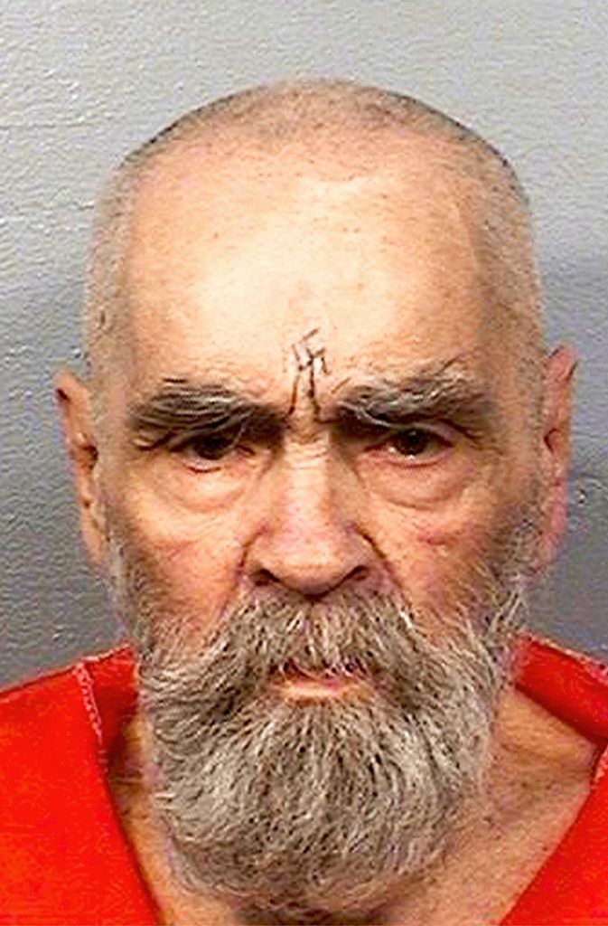 Charles Manson, der Kopf der Manson-Family, einer sektenartigen Kommune, die Ende der 60er-Jahre für mehrere bestialische Morde verantwortlich war. Manson, geboren 1934, verbüßte ab 1971 eine lebenslange Haftstrafe, 2017 ist er in Kalifornien gestorben.
