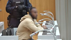 Prozess nach Randale in Stuttgart-Hallschlag: Eritreer soll Betonfuß und Steine auf Polizisten geworfen haben