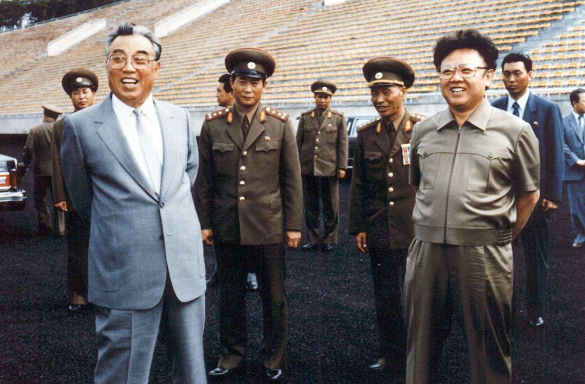 Ortsbesuch: Kim Il-sung (links) und sein Sohn und Nachfolger Kim Jong-il 1992 im Stadion von Pjöngjang