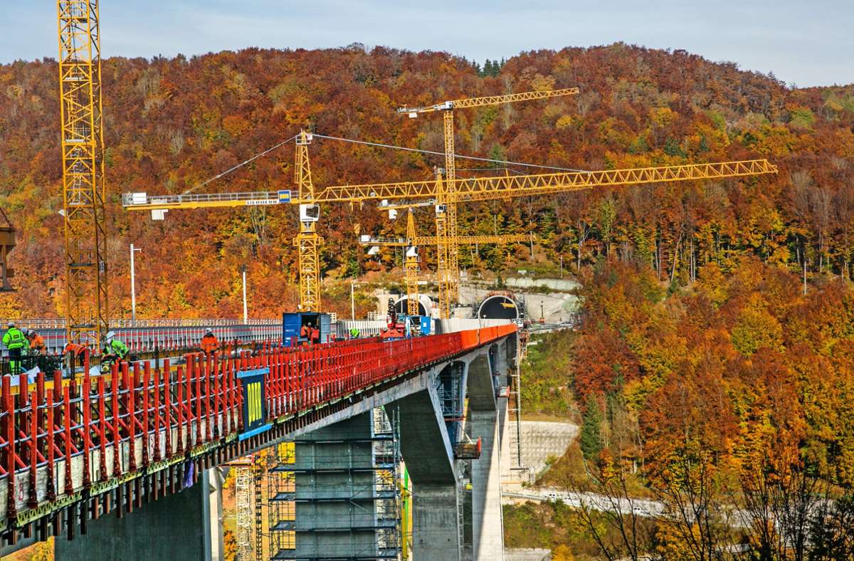 Noch Baustelle, aber in gut einem Jahr sollen Züge über die Filstalbrücke fahren. Dann geht die Neubaustrecke zwischen Wendlingen und Ulm in Betrieb.