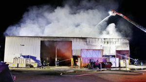 Recyclinghalle steht in Flammen – Schaden ist immens