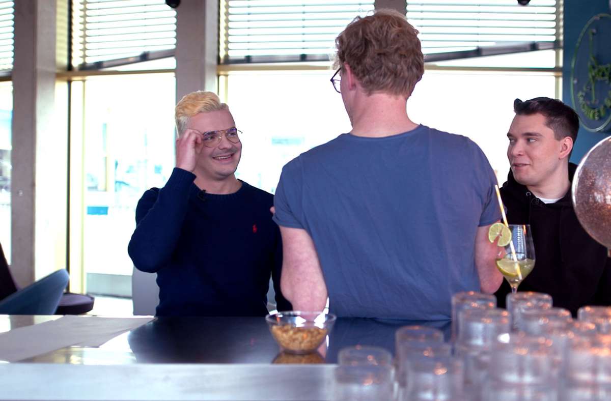 In Folge 1 treffen Jan (links) und Tim (rechts) den Flirtcoach Horst Wenzel (Mitte). Im Bild bringt er ihnen bei, wie sie an einer Bar ins Gespräch kommen können.