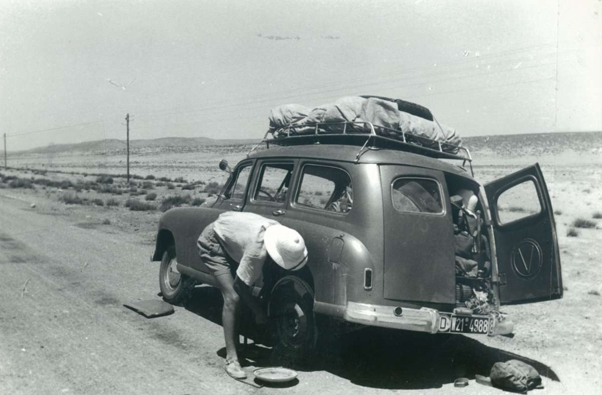 Selbst eine Reifenpanne war für die Mairs in den 1950er-Jahren kein Problem.