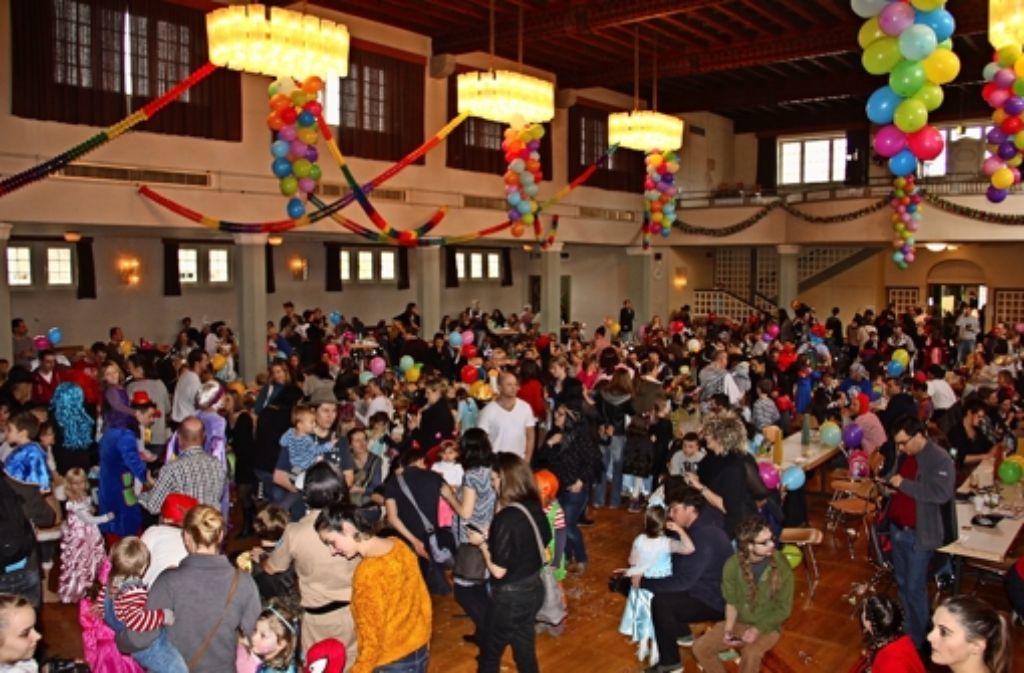 Rund 500 kleine und auch große Gäste haben sich am Sonntag in der Festhalle getummelt. Die Interessengemeinschaft Feuerbacher Fasching hatte eingeladen.
