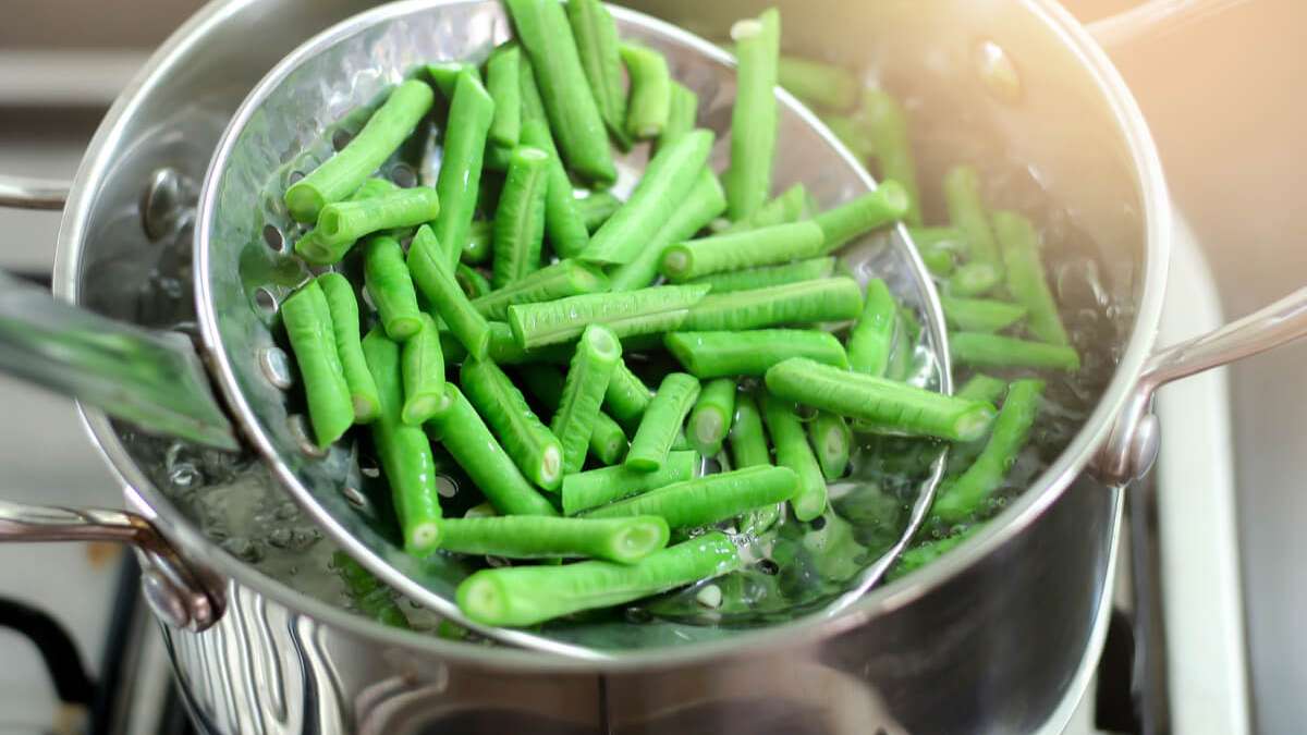 So lange müssen Sie grüne Bohnen kochen, damit sie verträglich sind. Alle Kochzeiten der Garmethoden im Überblick.