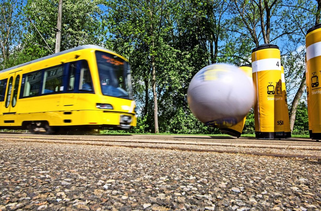 Bei der Disziplin Tram-Bowling gilt es, mit der Bahn einen auf den Gleisen platzierten Plastikball anzuschubsen, der dann viele Kegel umwerfen soll.