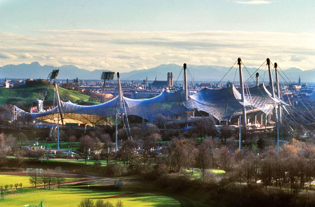 Architektur von Frei Otto, der auch hier die Zeltkonstruktion mit entwarf, und Günter Behnisch: München feiert im Jahr 2022 50 Jahre Olympische Spiele 1972 und erinnert dabei auch an die wegweisende Architektur.