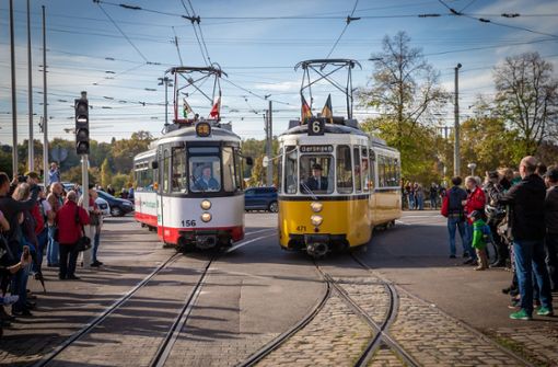 Beim Korso rund ums Museum in Bad Cannstatt bestaunen Besucher die alten Straßenbahnen. Foto: Lichtgut/Julian Rettig