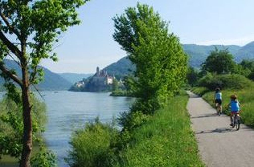 Donau-Radweg: Der deutsche Teil führt von Donaueschingen nach Passau. Weiter ginge es noch in die Länder Österreich, Slowakei, Ungarn, Kroatien, Serbien, Bulgarien und Rumänien. Mehr zum Donau-Radweg