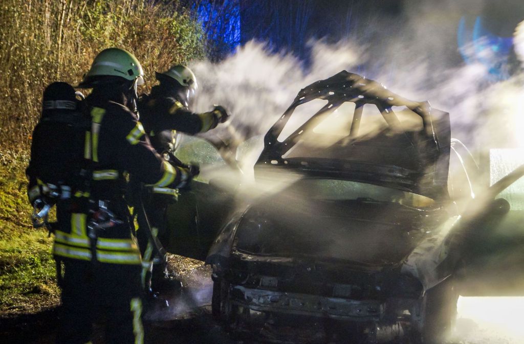 Auf der A81 bei Pleidelsheim ist ein Auto in Brand geraten.