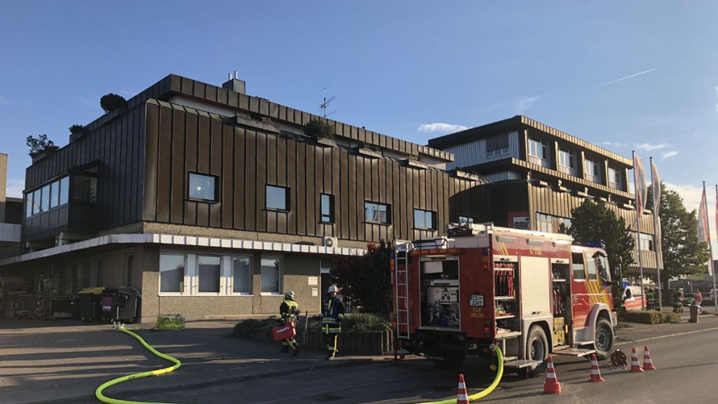  Am Montagnachmittag bricht in einem Seniorenheim in Kirchheim ein Feuer aus. Zwei Bewohner werden verletzt. Rund 100 Einsatzkräfte sind vor Ort, um den Brand zu löschen und Bewohner zu versorgen. 