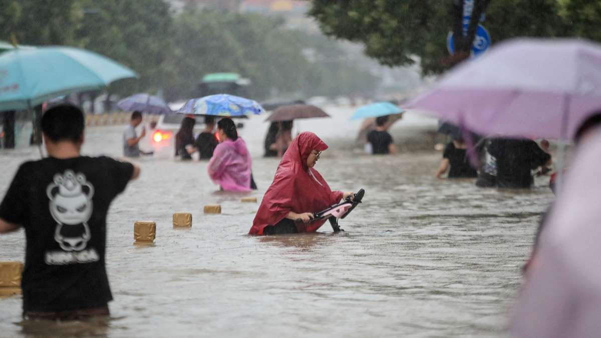 Überschwemmungen in Zhengzhou: Schwere Regenfälle sorgen für Chaos in chinesischer Metropole