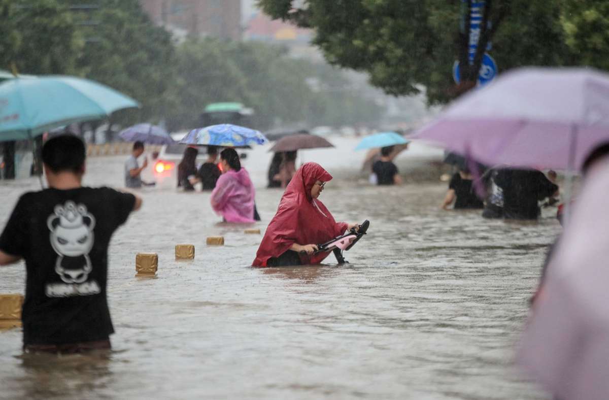 Schwere Regenfälle haben in Zhengzhou massive Überschwemmungen verursacht.