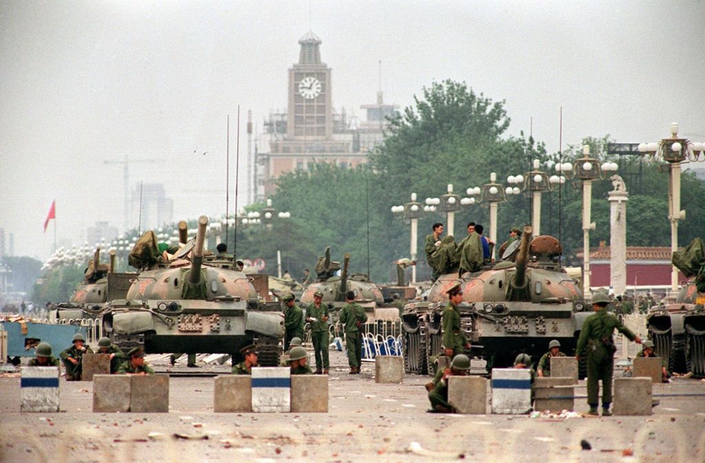 Soldaten und Panzer der Volksbefreiungsarmee am Morgen des 6. Juni im Zentrum Pekings: Der „Aufstand“ ist niedergeschlagen, die Macht der Kommunisten gesichert.