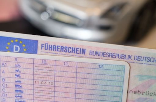 Der neue Führerschein soll fälschungssicherer sein (Archivbild). Foto: dpa/Ole Spata