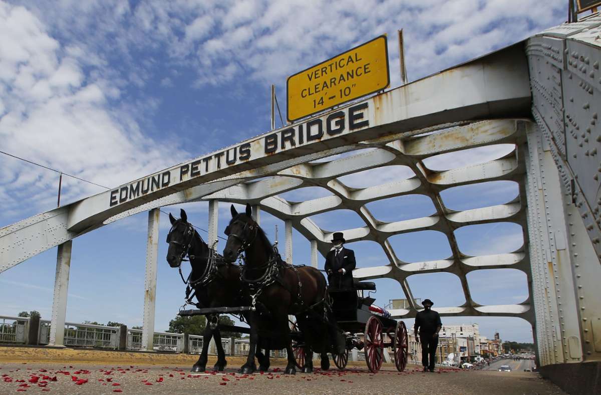 Die Kutsche mit dem Sarg von John Lewis überquert die Edmund Pettus Bridge in Selma.