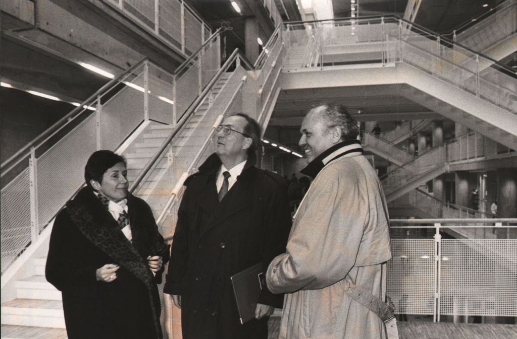 Dieses Foto aus dem Jahr 1992 zeigt die ehemalige Kulturamtsleiterin Dorit Sedelmeier, den damaligen Oberbürgermeister Manfred Rommel (Mitte) sowie den Architekten Horst Haag.