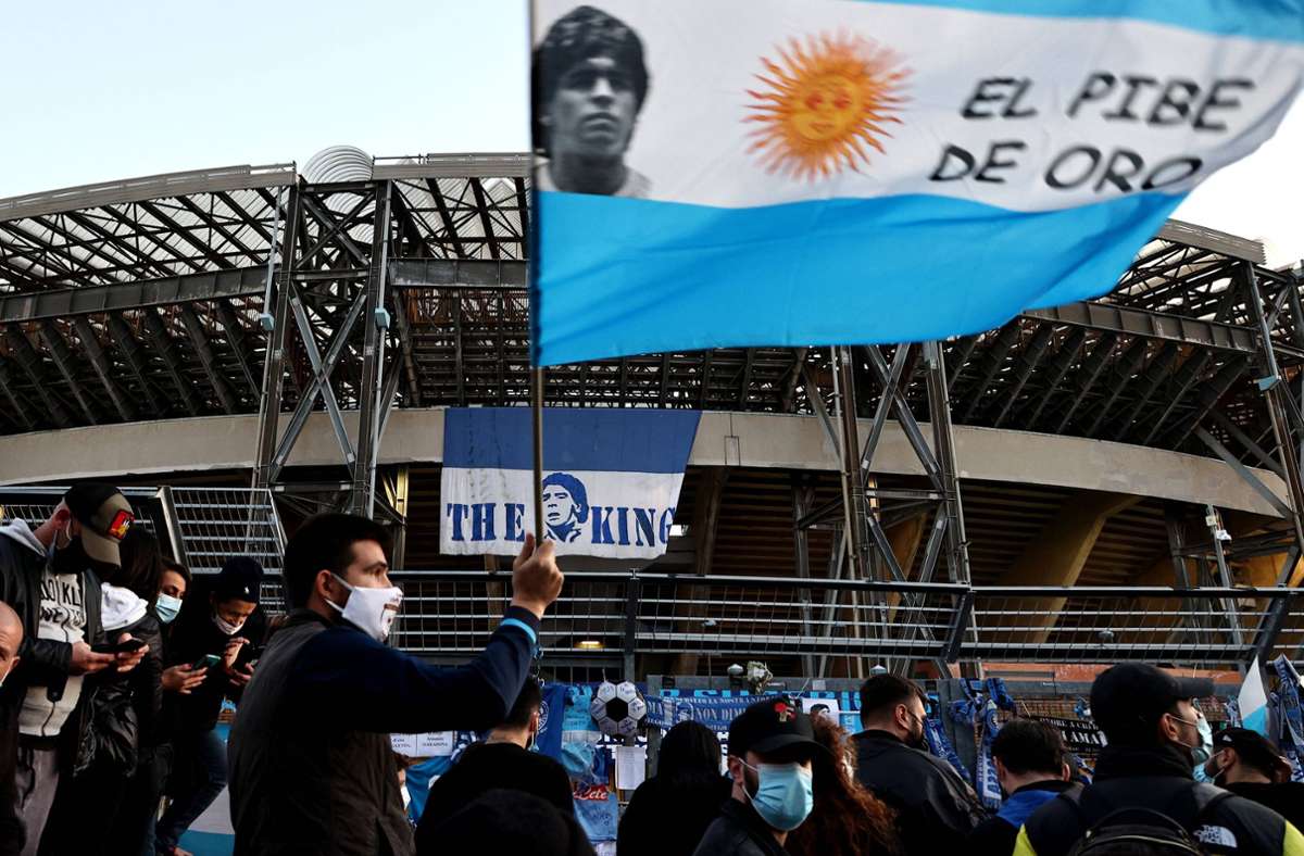 Die Fans des SSC Neapel bei ihrem Trauerzug für Diego Maradona.